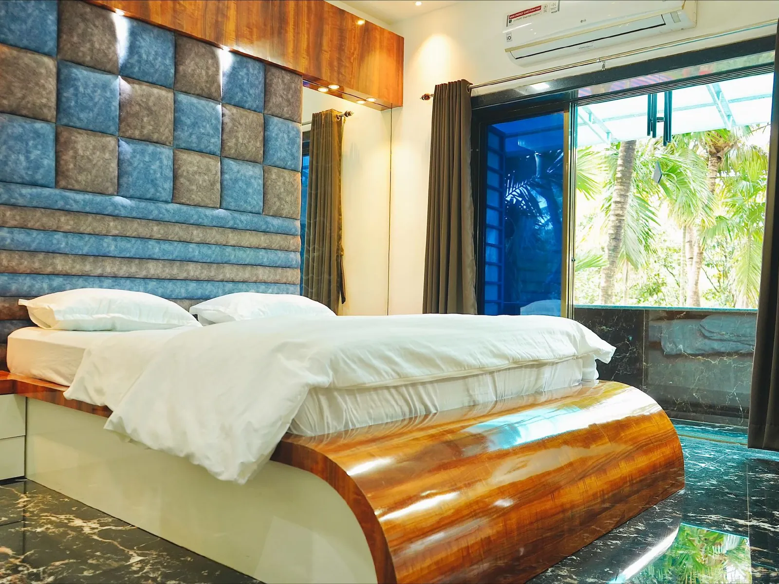 Bedroom with a balcony at Megh Villa